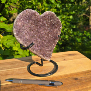 Amethyst Druse Amethyst Geode in Herzform mit Metallsockel 18x14x10cm - NR-54 auf einer Halterung präsentiert.