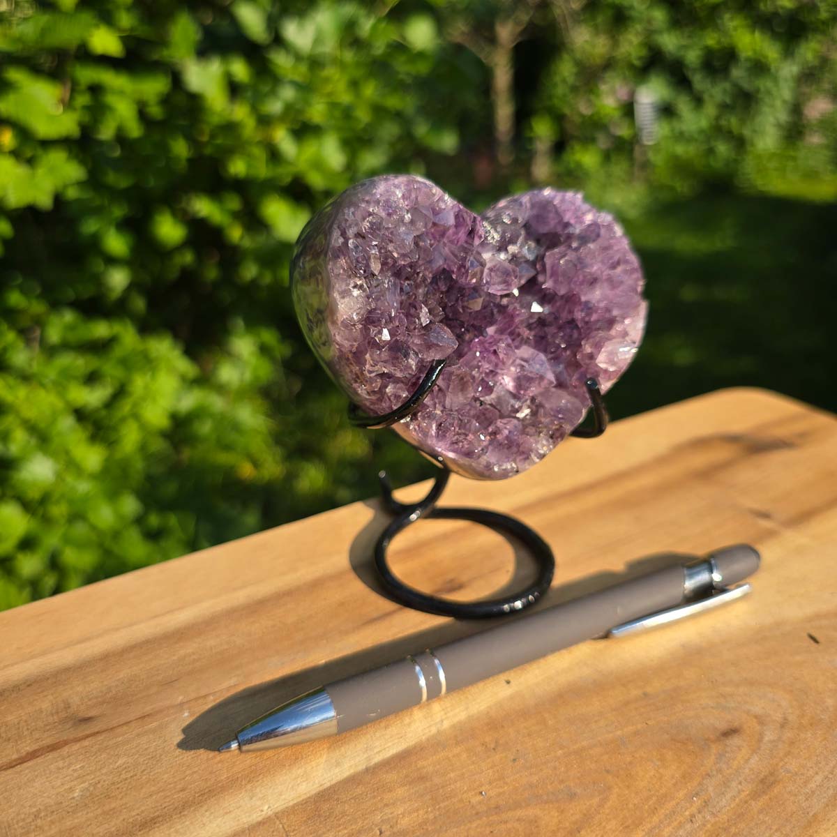 Amethyst Druse Amethyst Geode in Herzform mit Metallsockel 10x9x8cm - NR-56 auf Holzunterlage.
