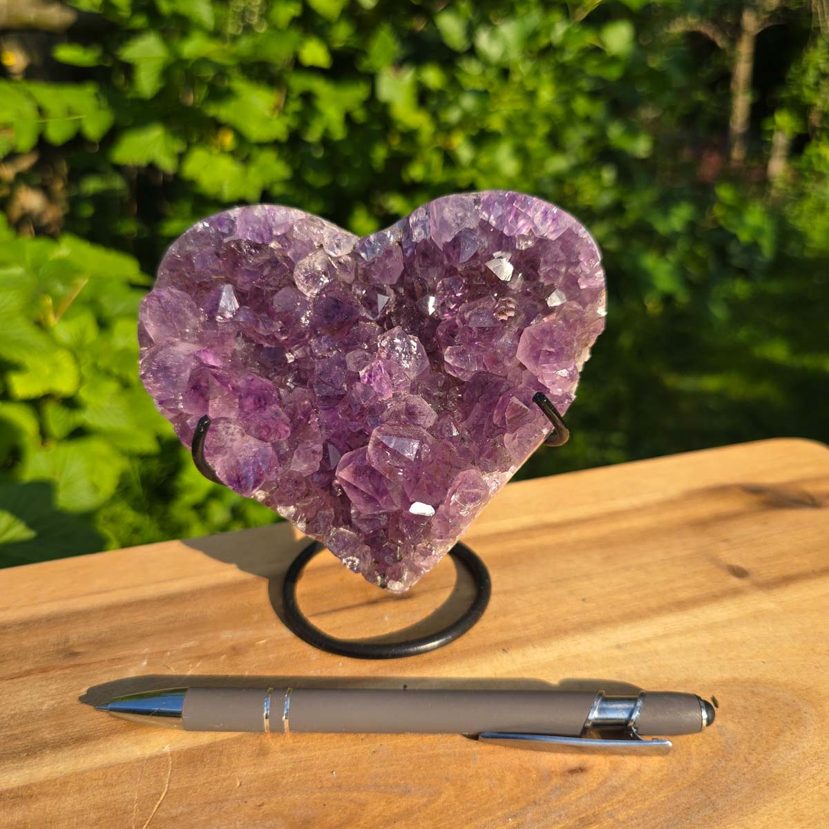 Amethyst Druse Amethyst Geode in Herzform mit Metallsockel 12x11x9cm - NR-57 auf einem Holzuntergrund
