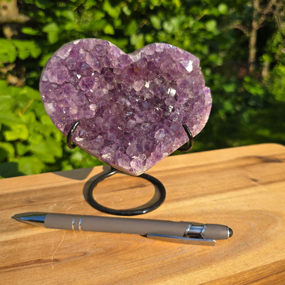 Amethyst Druse Amethyst Geode in Herzform mit Metallsockel 12x11x9cm - NR-59 auf einem Holzuntergrund