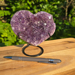 Amethyst Druse Amethyst Geode in Herzform mit Metallsockel 12x11x9cm - NR-59 auf einem Holzuntergrund