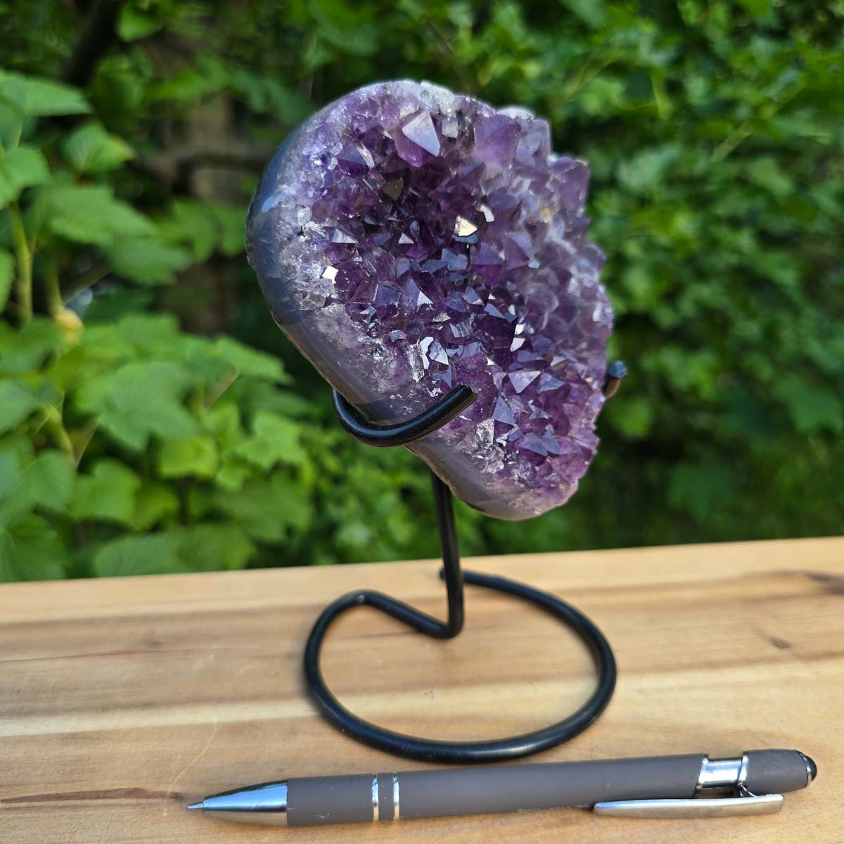 Amethyst Druse Amethyst Geode in Herzform mit Metallsockel 16x11x10cm - NR-61 auf Halterung.