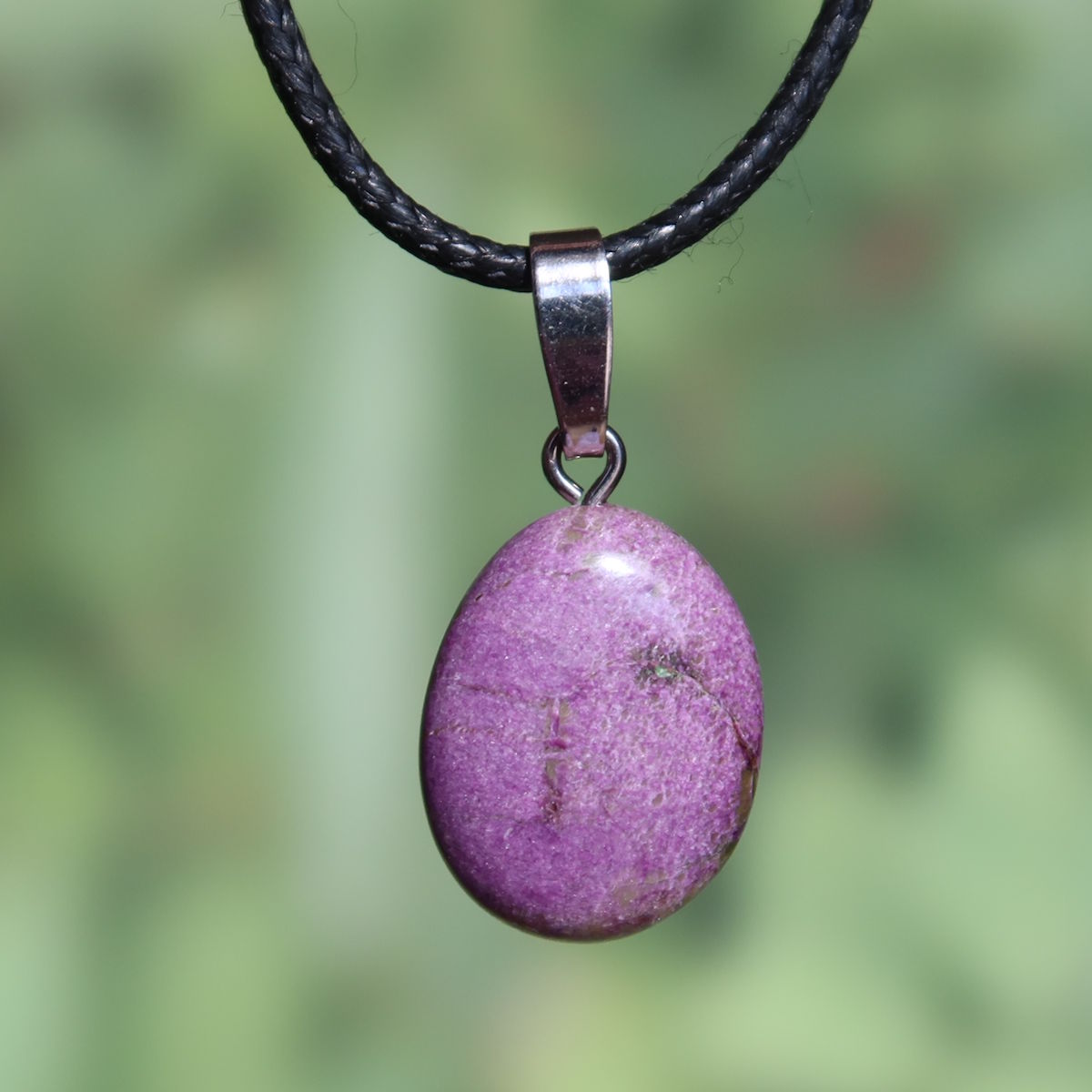 Natürlicher Stichtit Anhänger 21mm - innere Ruhe und Gelassenheit - UNIKAT Nr. 20 auf schwarzem Halsband.