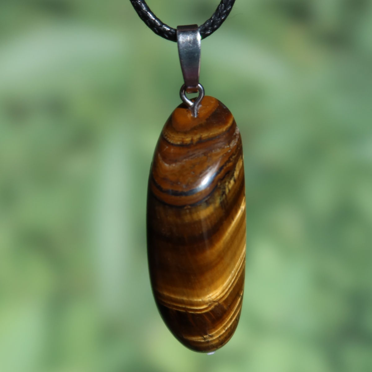 Tigerauge Anhänger 42mm - Selbstbewusstsein und Konzentration - UNIKAT Nr. 21 an einer Kette mit glänzendem Finish.
