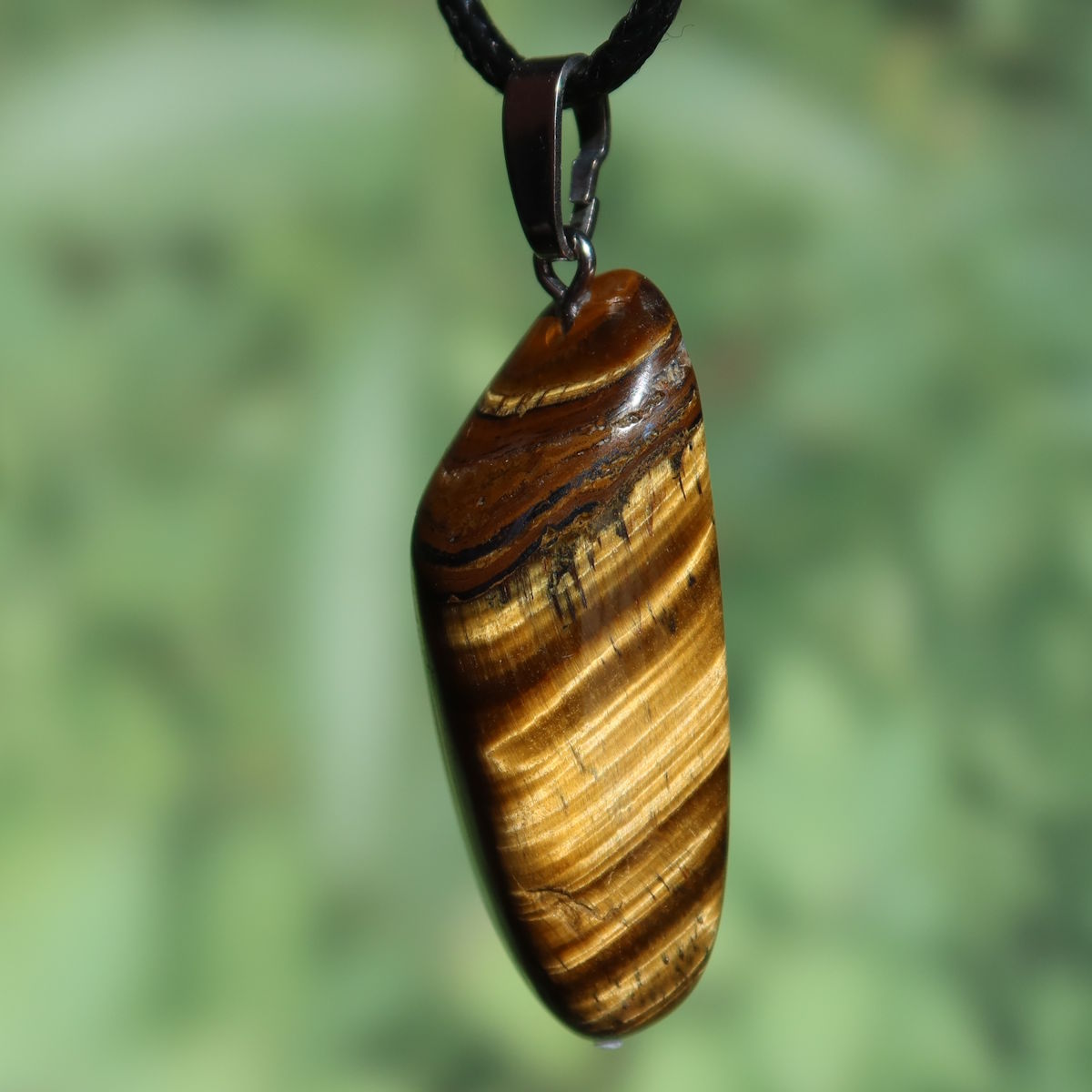 Tigerauge Anhänger 42mm - Selbstbewusstsein und Konzentration - UNIKAT Nr. 21 an einer Kette mit glänzendem Finish.