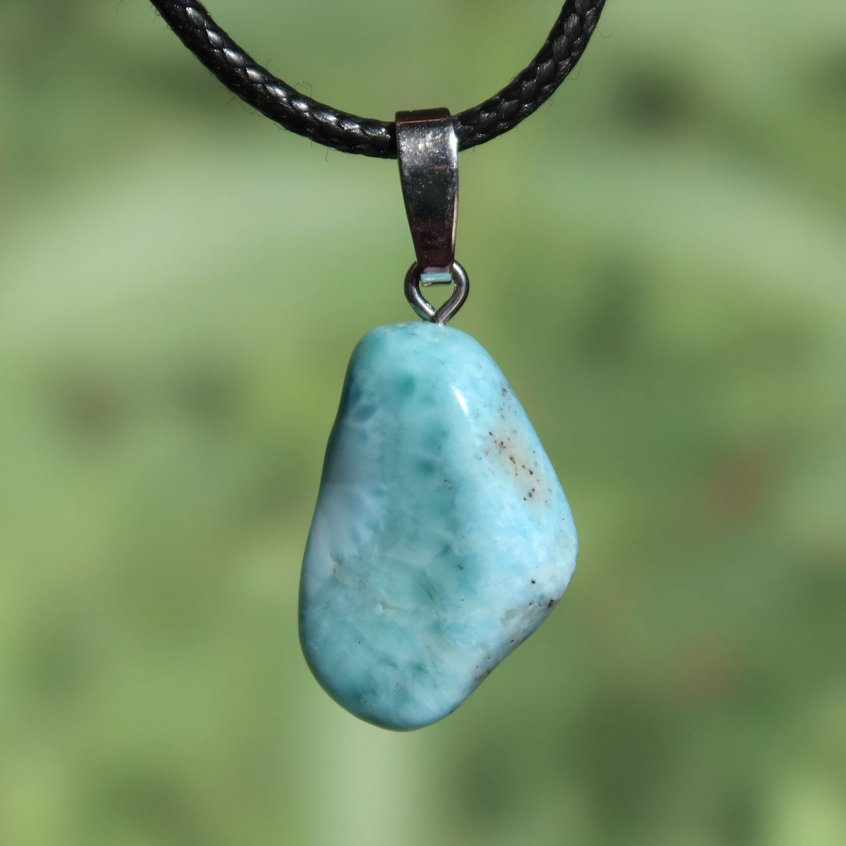 Echter Larimar Anhänger mit Silberschlaufe 25mm - erweiterte Wahrnehmung und Schutz - Nr. 21 auf schwarzem Band.