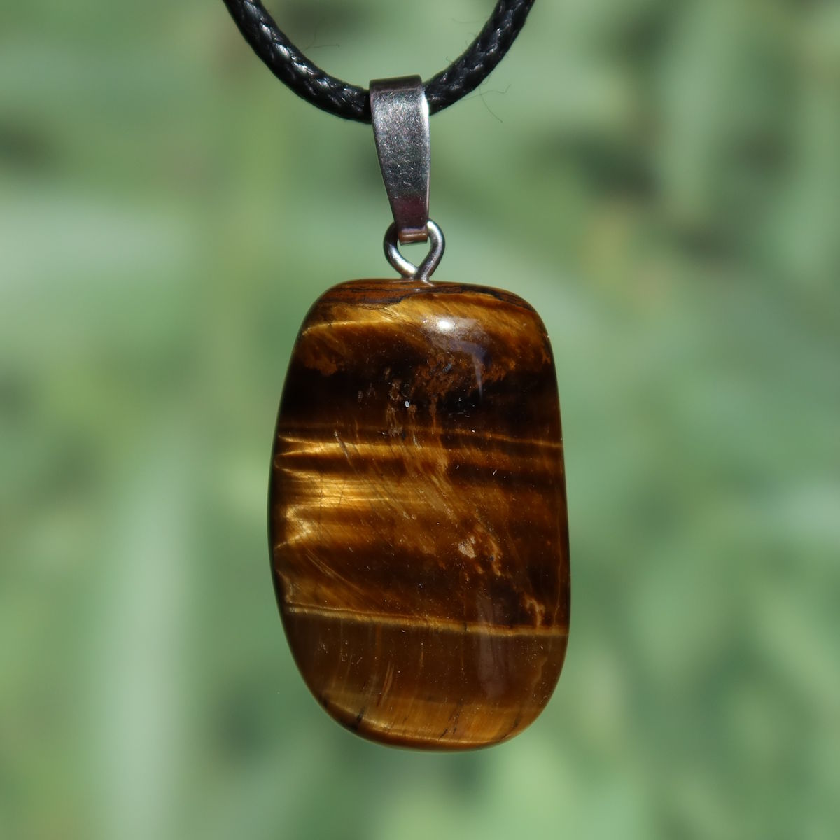 Tigerauge Anhänger 31mm - Selbstbewusstsein und Konzentration - UNIKAT Nr. 22 mit glänzender Oberfläche und Silberöse