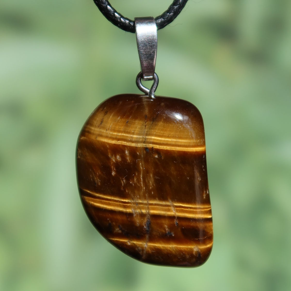 Tigerauge Anhänger 31mm - Selbstbewusstsein und Konzentration - UNIKAT Nr. 23, glänzender Schmuck mit markanten Streifen.