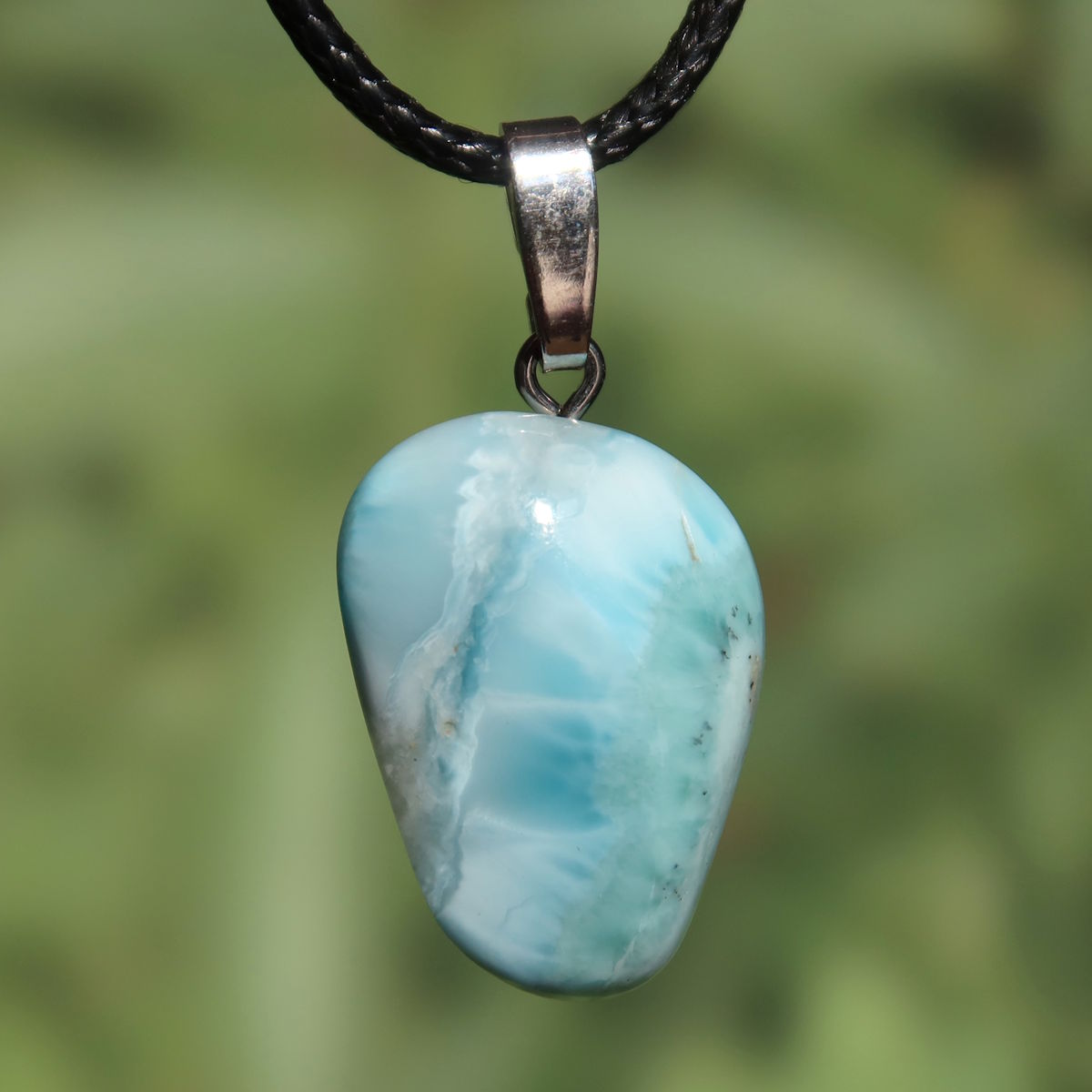 Echter Larimar Anhänger mit Silberschlaufe 25mm - erweiterte Wahrnehmung und Schutz - Nr. 24 auf einem schwarzen Halsband.