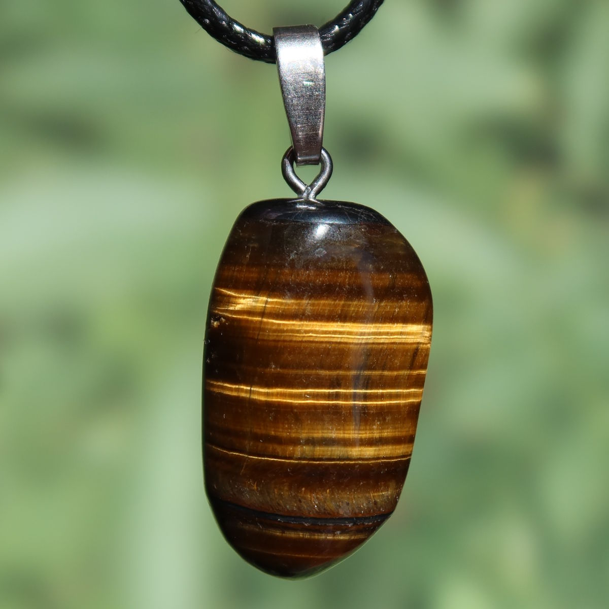 Tigerauge Anhänger 30mm - Selbstbewusstsein und Konzentration - UNIKAT Nr. 27, glänzender Schmuck mit charakteristischen Streifen.