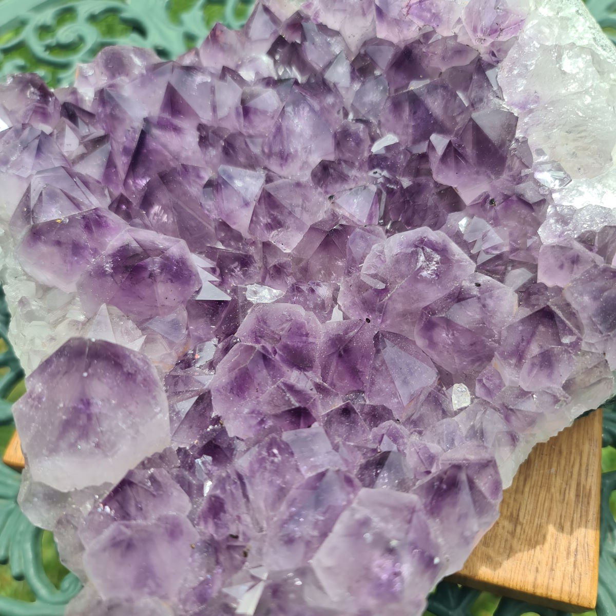 Rohes Amethyst Stück in dunkler Farbe