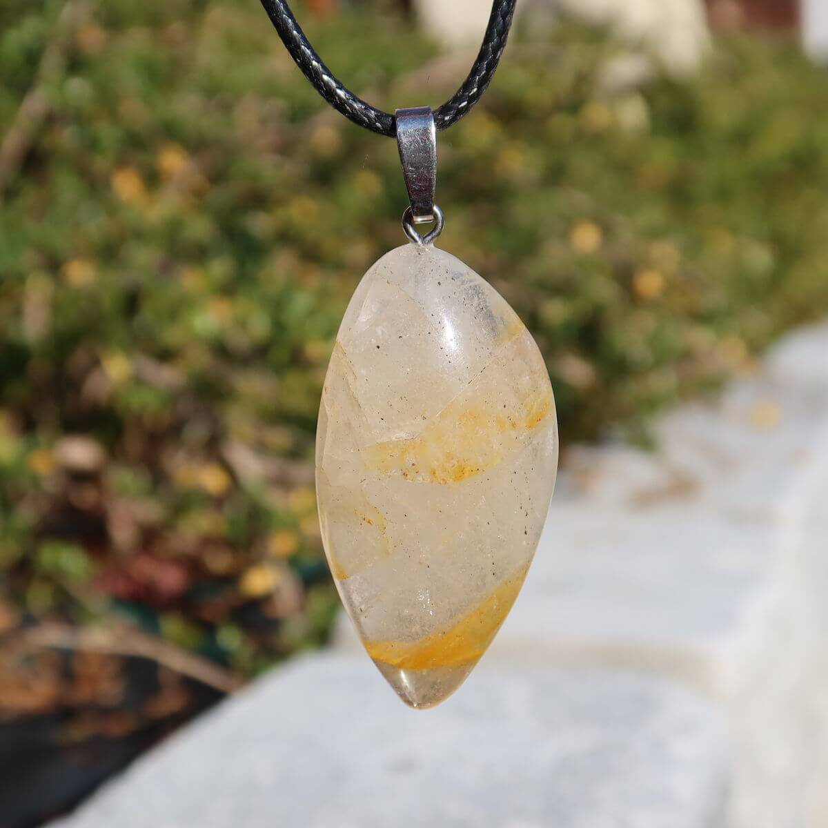 Limonit Quarz Golden Healer Anhänger - Lebensfreude - Nr. 2 mit goldbraunen Einschlüsse im Sonnenlicht