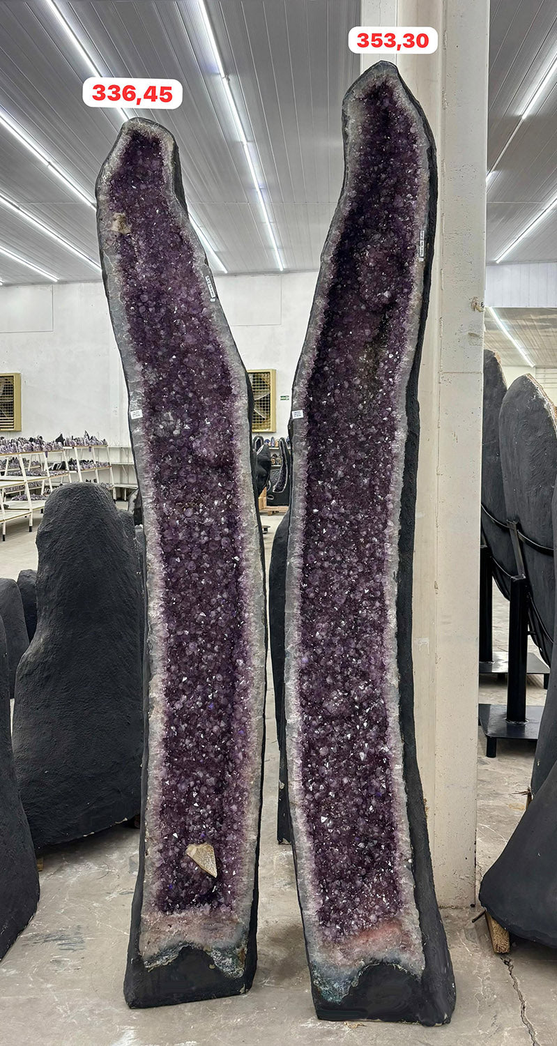 Amethyst Drusen - 2,75m Höhe - Geode Paar – Nr. 499/500, zwei große Amethystgeoden in violetten Farbtönen.