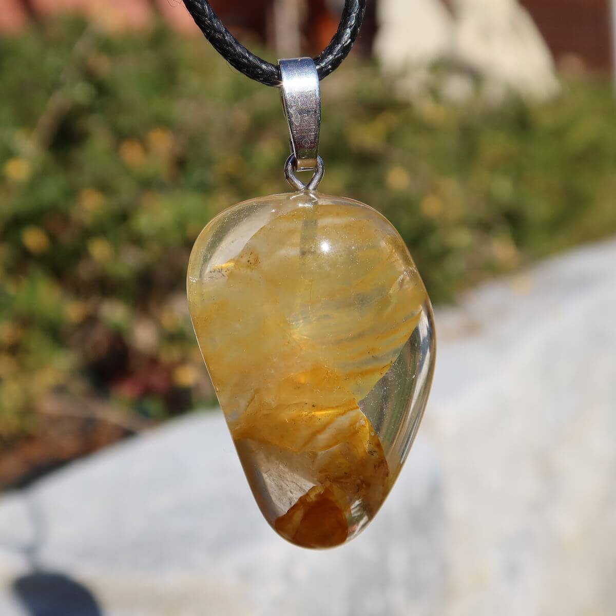 Limonit Quarz Anhänger - Golden Healer - Lebensfreude - Nr. 32 mit glänzenden goldbraunen Einschlüsse und einzigartigem Muster.