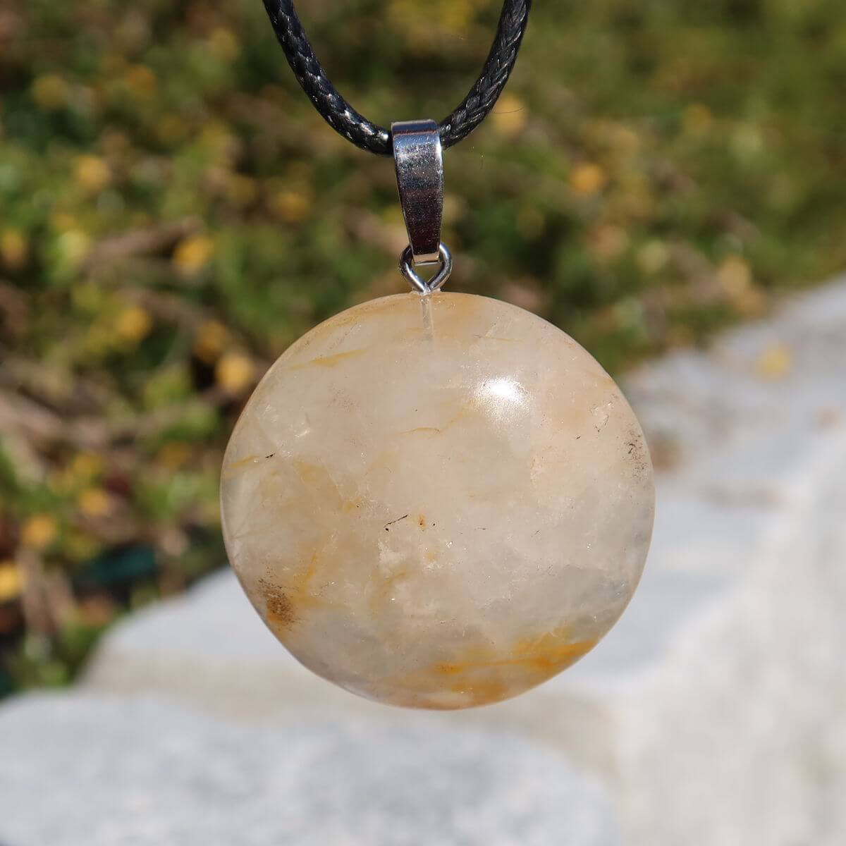 Limonit Quarz Golden Healer Anhänger - Lebensfreude - Nr. 3 in sunlight with sparkling golden brown inclusions