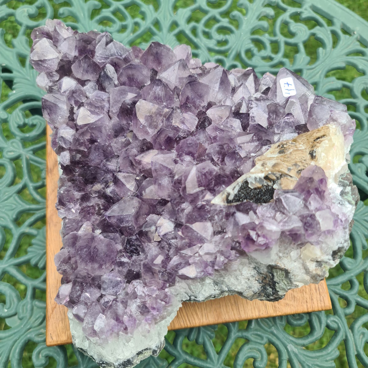 Amethyststück mit Einschlüssen von anderen Mineralien 