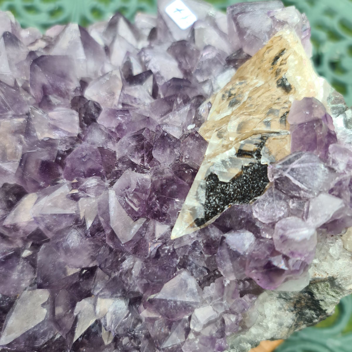 Amethyststück mit Einschlüssen von anderen Mineralien 
