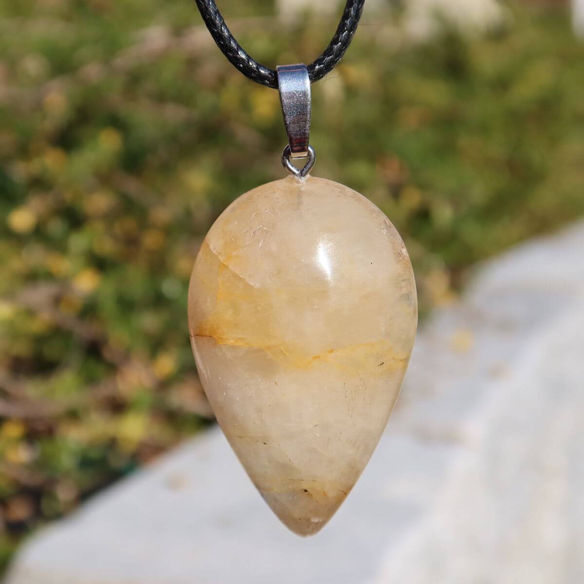 Limonit Quarz Golden Healer Anhänger - Lebensfreude - Nr. 4 in sunlight, featuring unique patterns and warm golden hues.