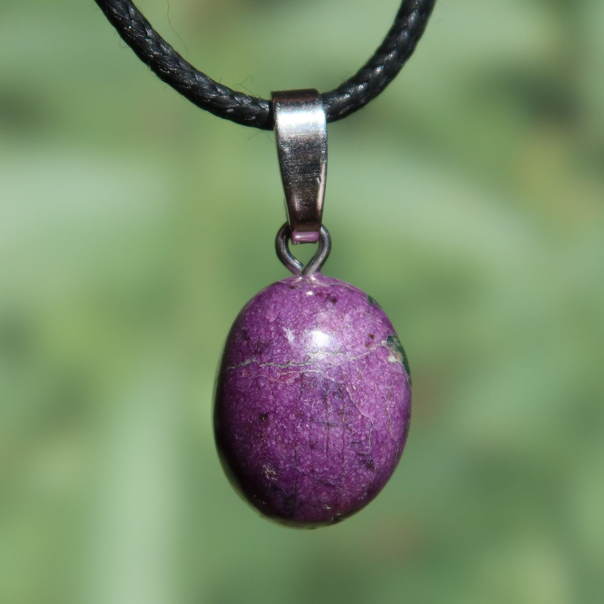 Natürlicher Stichtit Anhänger 17mm - innere Ruhe und Gelassenheit - UNIKAT Nr. 5 auf Kette.