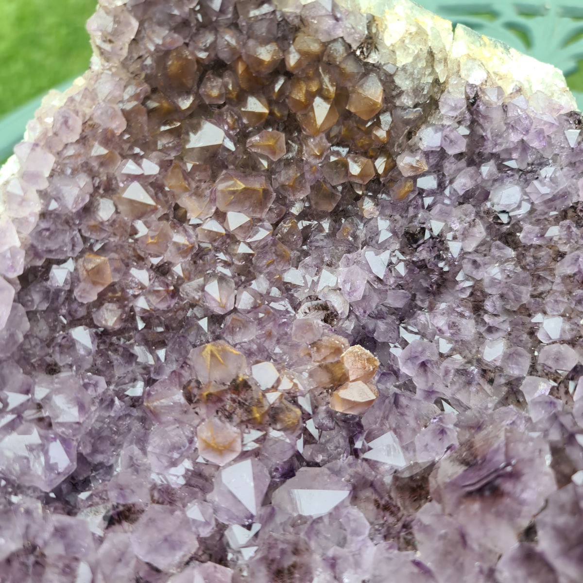 Amethyst mit Mineraleinschlüssen 