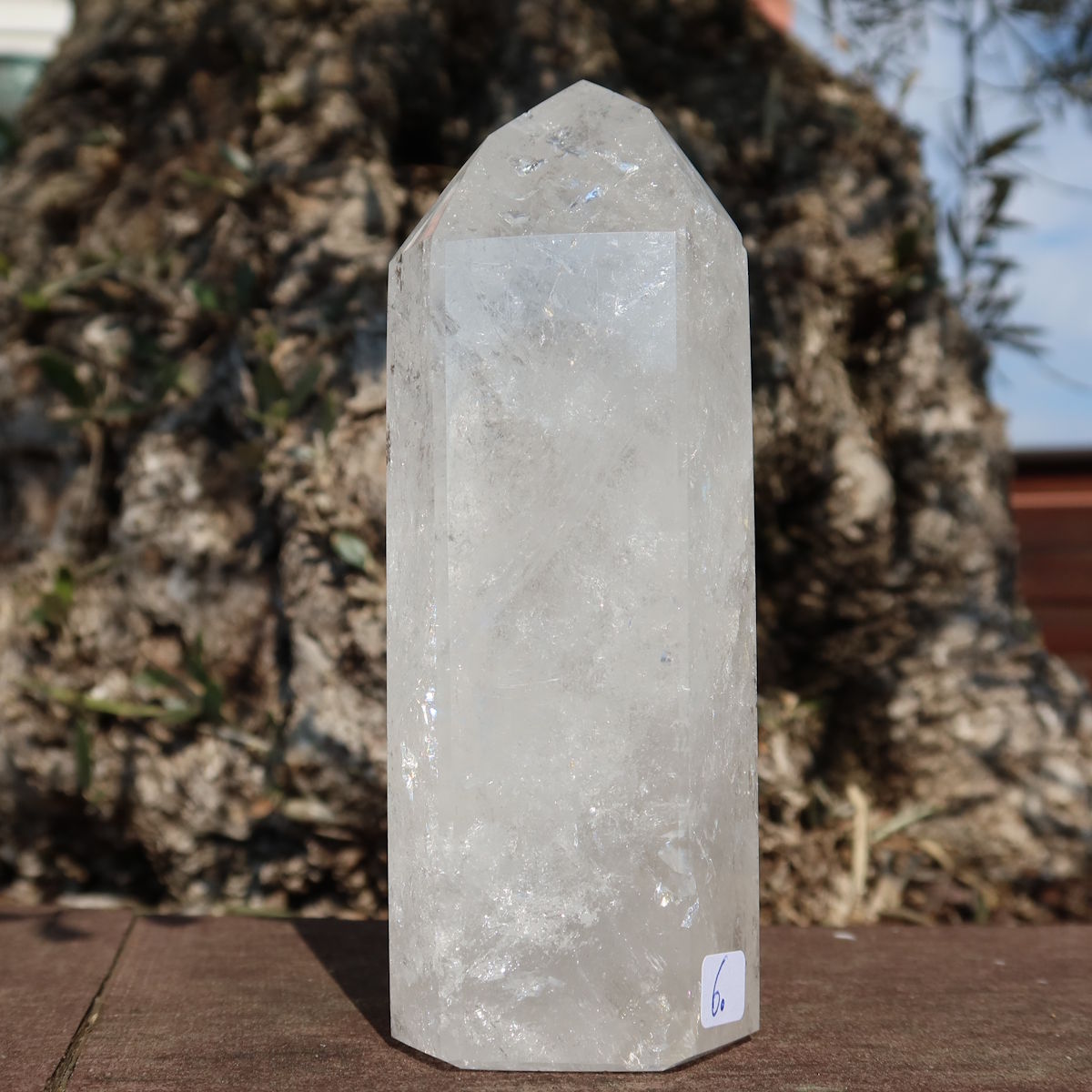 Bergkristall, Quarz, Obelisk geschliffen UNIKAT Nr. 6 vor natürlichem Hintergrund, poliert und einzigartig.