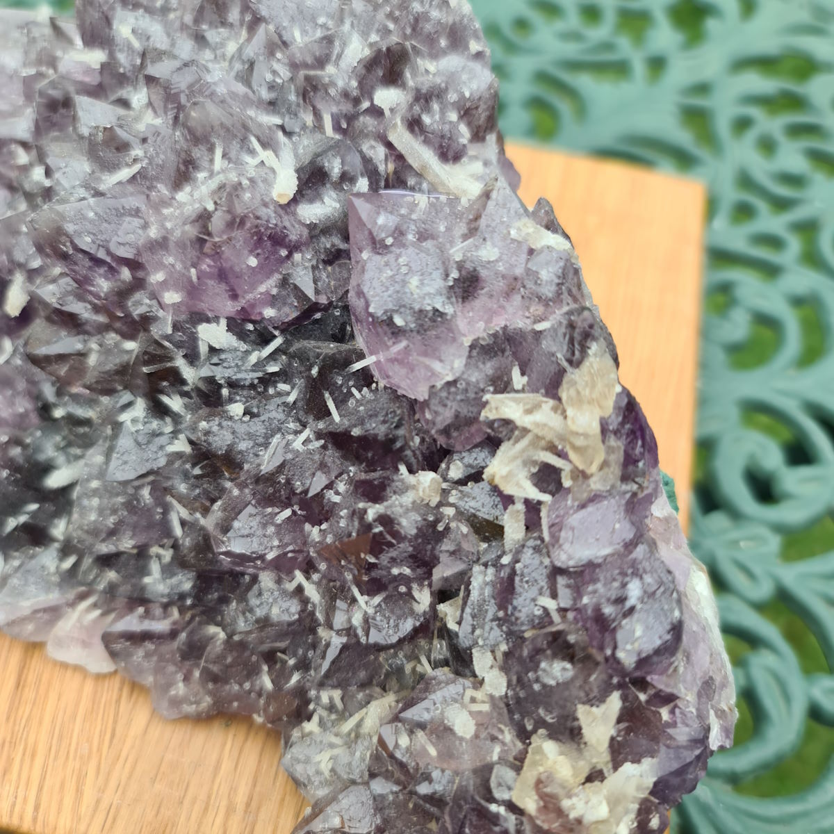 Roher Amethyst als Deko für zu Hause 