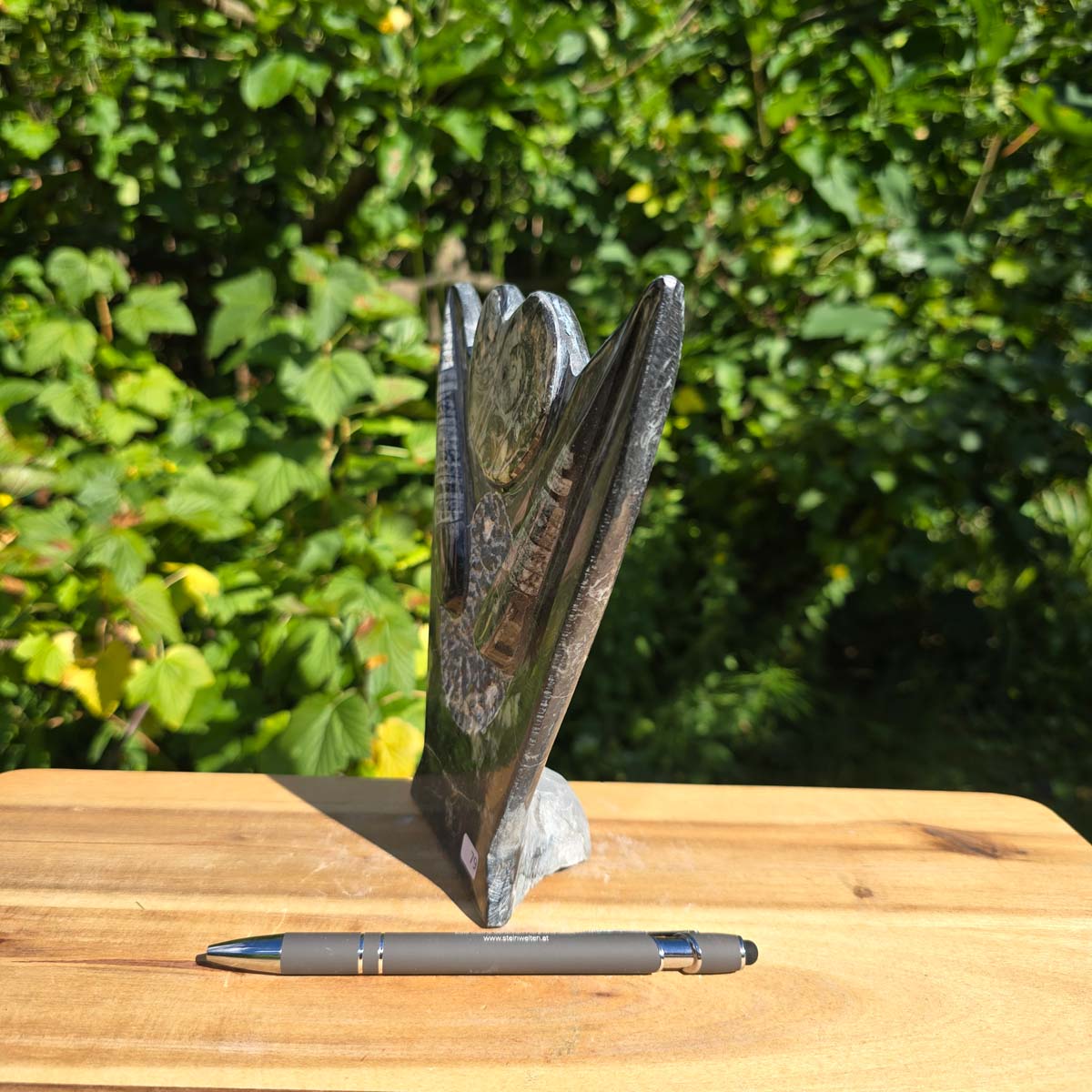 Dekorative handgefertigte Steinskulptur mit Ammoniten und Orthoceren (Fossilien) – 18x16x5cm - Nr. 79.