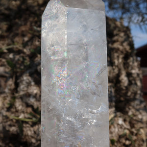 Bergkristall, Quarz, Obelisk geschliffen UNIKAT Nr. 8 in natürlichem Licht, glänzende Oberfläche und einzigartige Einschlüsse.