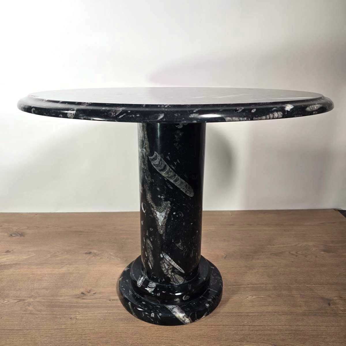 Couchtisch mit Orthoceras und Ammoniten - Fossilien Naturstein - Nr.9, eleganter Tisch mit echtem Naturstein und Fossilien.