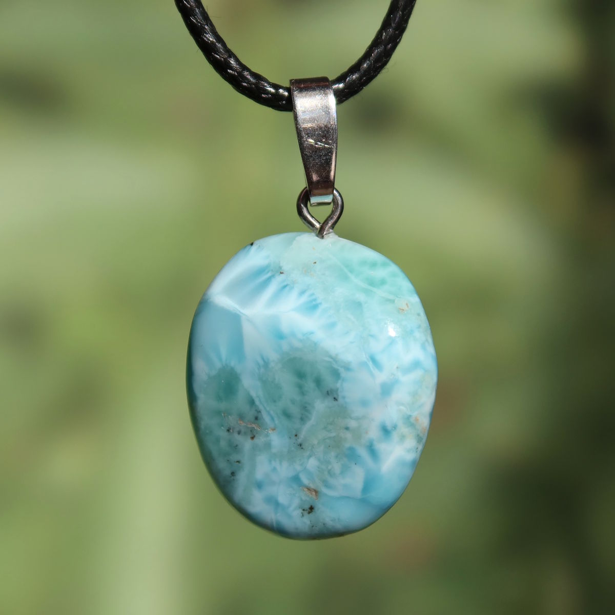 Echter Larimar Anhänger mit Silberschlaufe 27mm - erweiterte Wahrnehmung und Schutz - Nr. 9, edelsteinanhänger auf schwarzem Lederband.