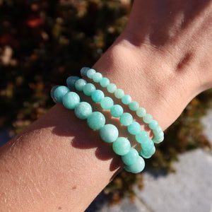 Amazonit Edelstein Armband - 1 Stück - in Varianten 4-6-8 oder 10mm. Green stone beads on wrist.