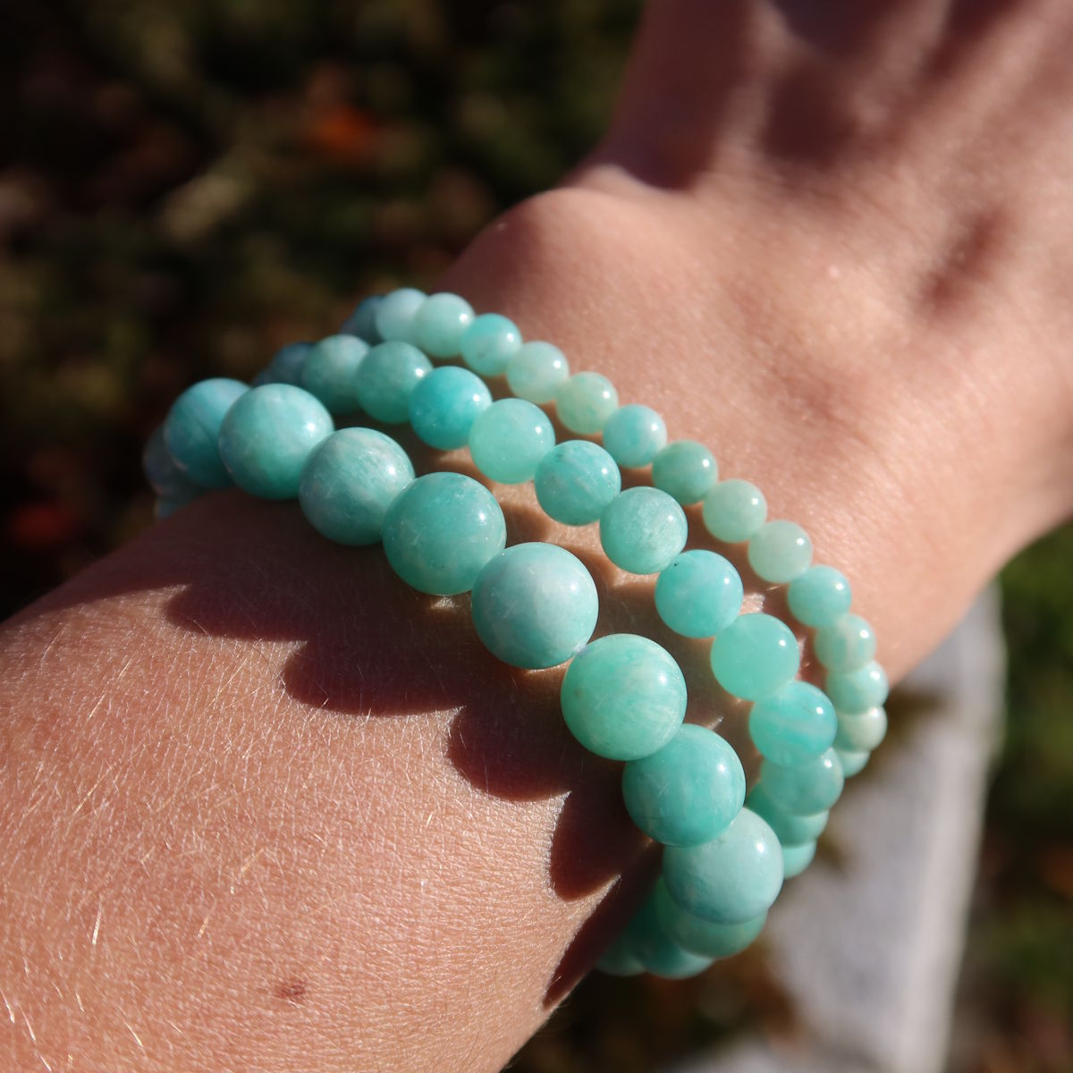 Amazonit Edelstein Armband - 1 Stück - in Varianten 4-6-8 oder 10mm. Green stone beads on wrist.