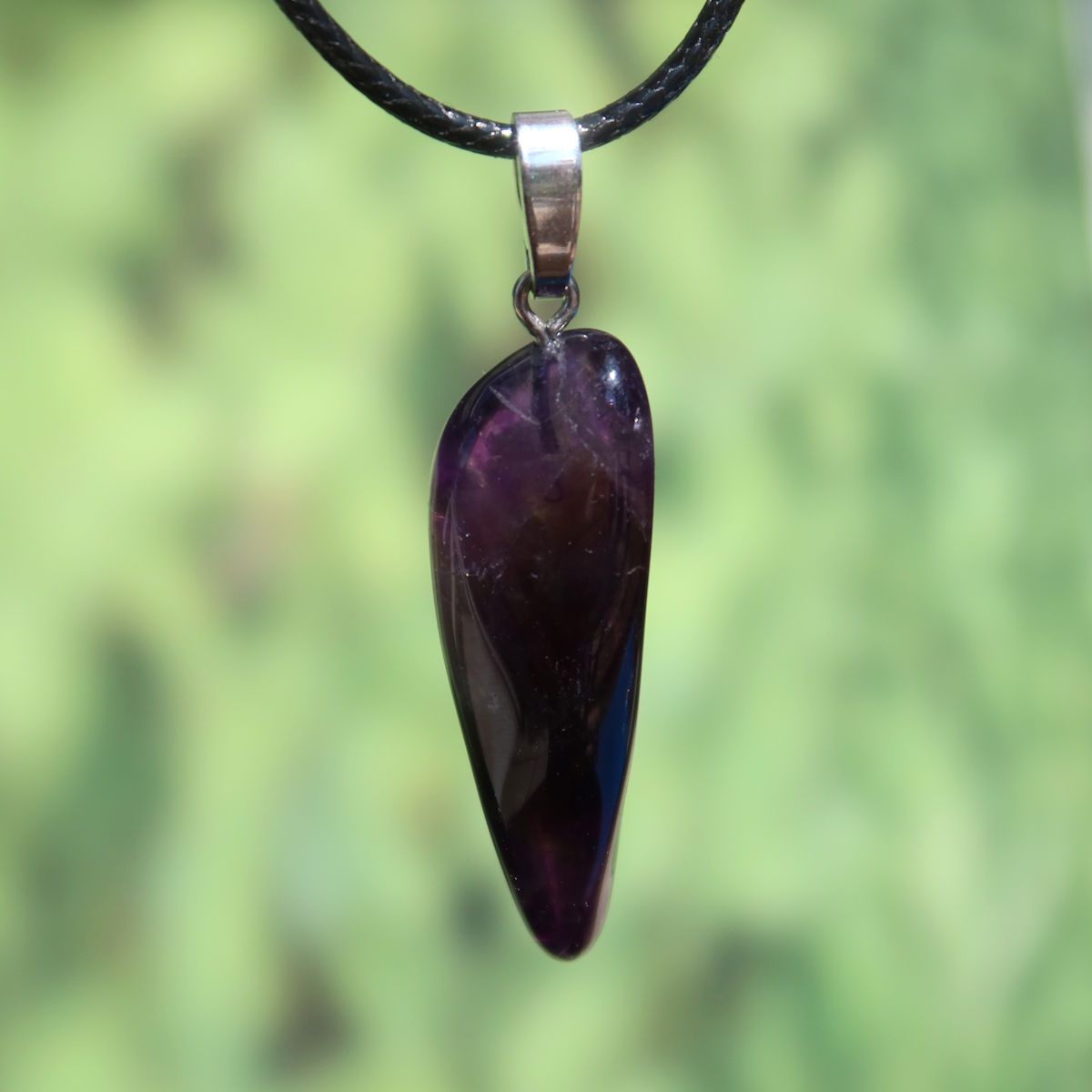 Amethyst Anhänger mit Silberöse - Schutz und Spiritualität - UNIKAT Nr. 10, violett glänzendes Unikat an schwarzer Kordel präsentiert