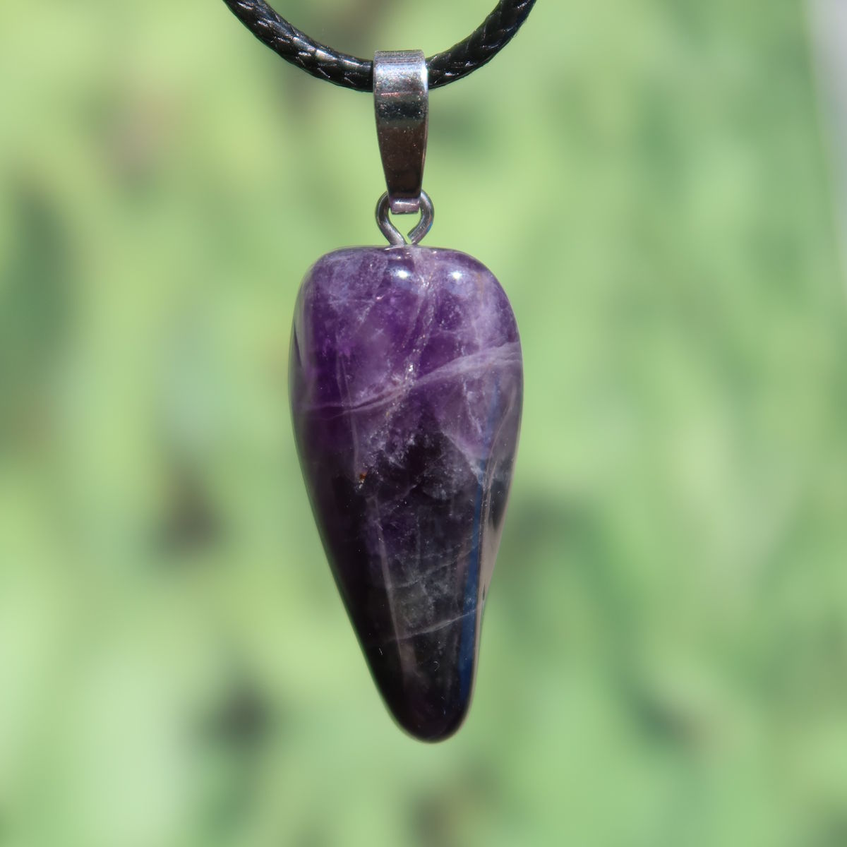 Amethyst Anhänger mit Silberöse - Schutz und Spiritualität - UNIKAT Nr. 14, einzigartiger violetter Stein an schwarzem Band