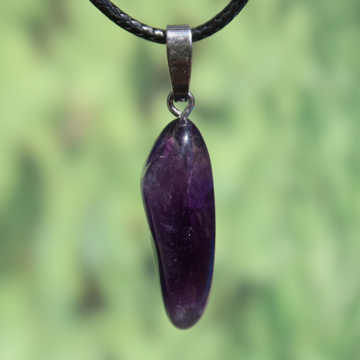 Amethyst Anhänger mit Silberöse - Schutz und Spiritualität - UNIKAT Nr. 15, violetter Schmuckstein mit einzigartiger Ausstrahlung.