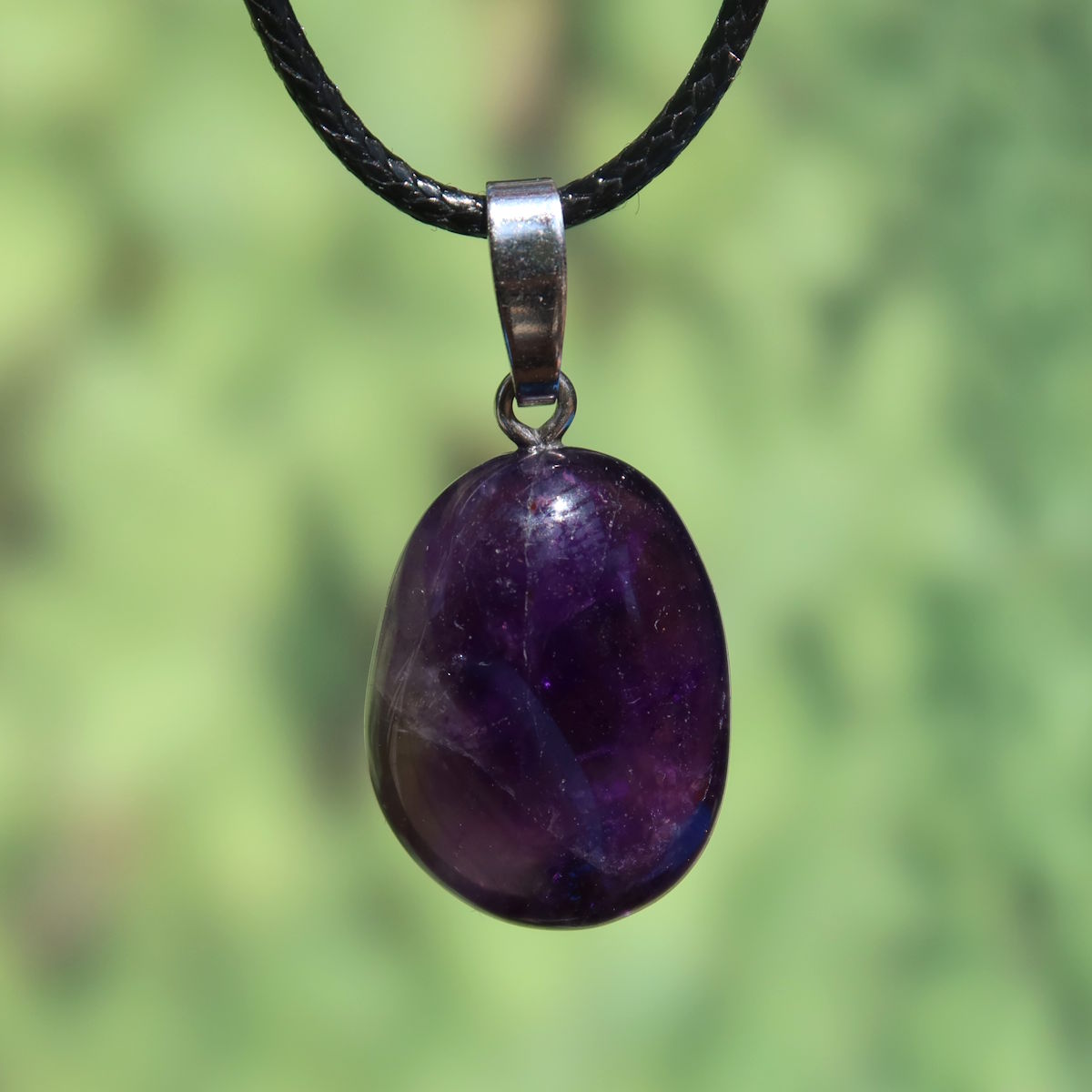 Amethyst Anhänger mit Silberöse - Schutz und Spiritualität - UNIKAT Nr. 1 in natürlichen violetten Nuancen