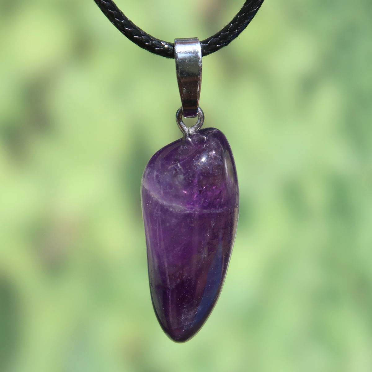 Amethyst Anhänger mit Silberöse - Schutz und Spiritualität - UNIKAT Nr. 2, violetter Edelstein mit schwarzer Kordelkette