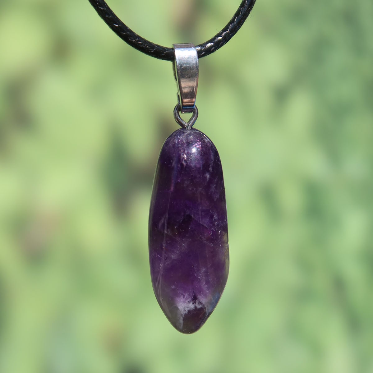 Amethyst Anhänger mit Silberöse - Schutz und Spiritualität - UNIKAT Nr. 4 in violett mit einzigartiger Ausstrahlung vor grünem Hintergrund