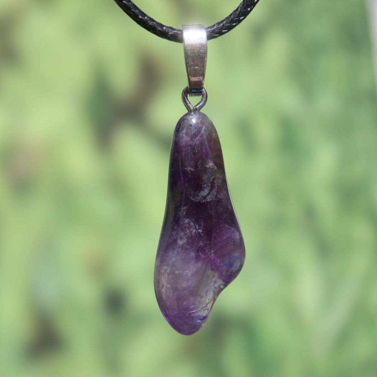Amethyst Anhänger mit Silberöse - Schutz und Spiritualität - UNIKAT Nr. 5, violett leuchtender Edelstein mit besonderer Ausstrahlung