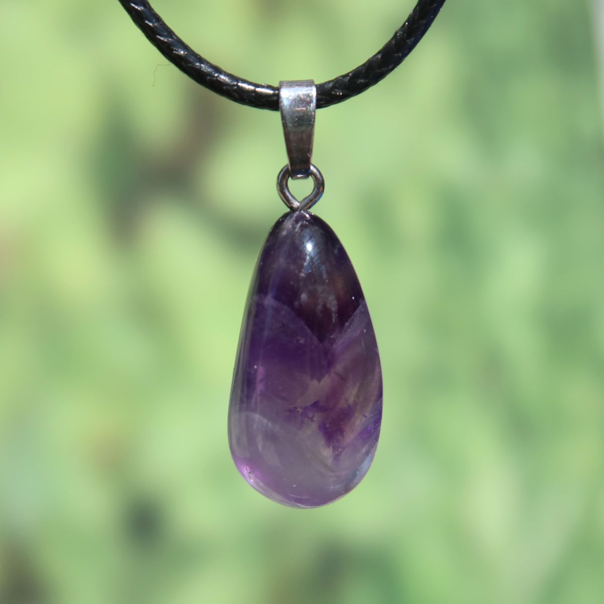 Amethyst Anhänger mit Silberöse - Schutz und Spiritualität - UNIKAT Nr. 6, violetter Schmuckstein an schwarzem Band