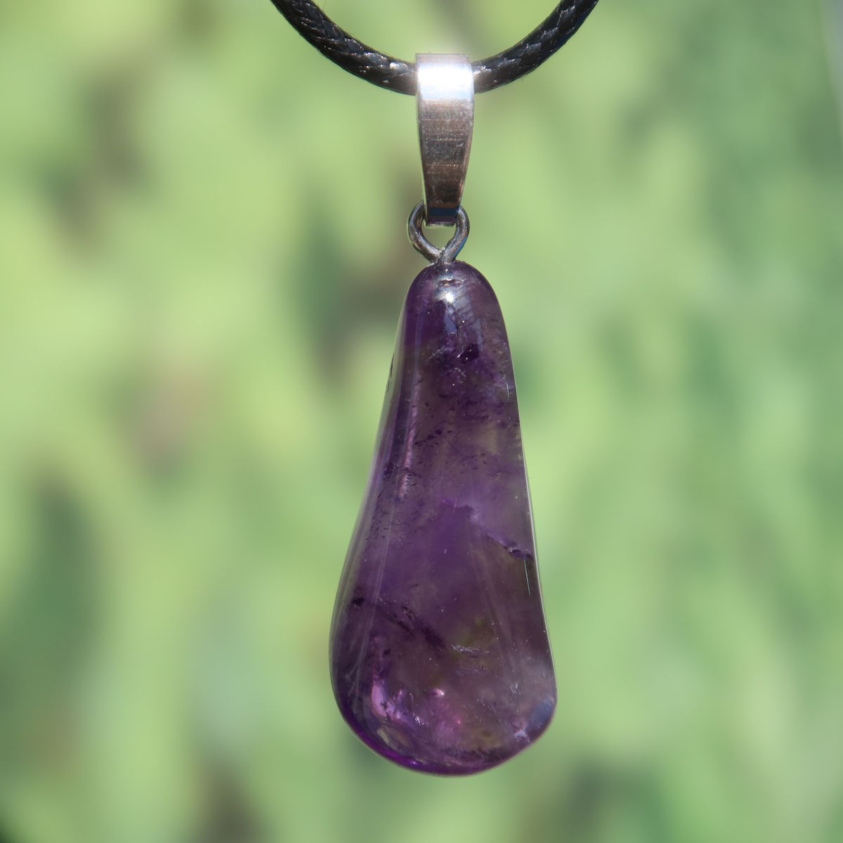 Amethyst Anhänger mit Silberöse - Schutz und Spiritualität - UNIKAT Nr. 7, violetter Edelstein mit einzigartiger Ausstrahlung.
