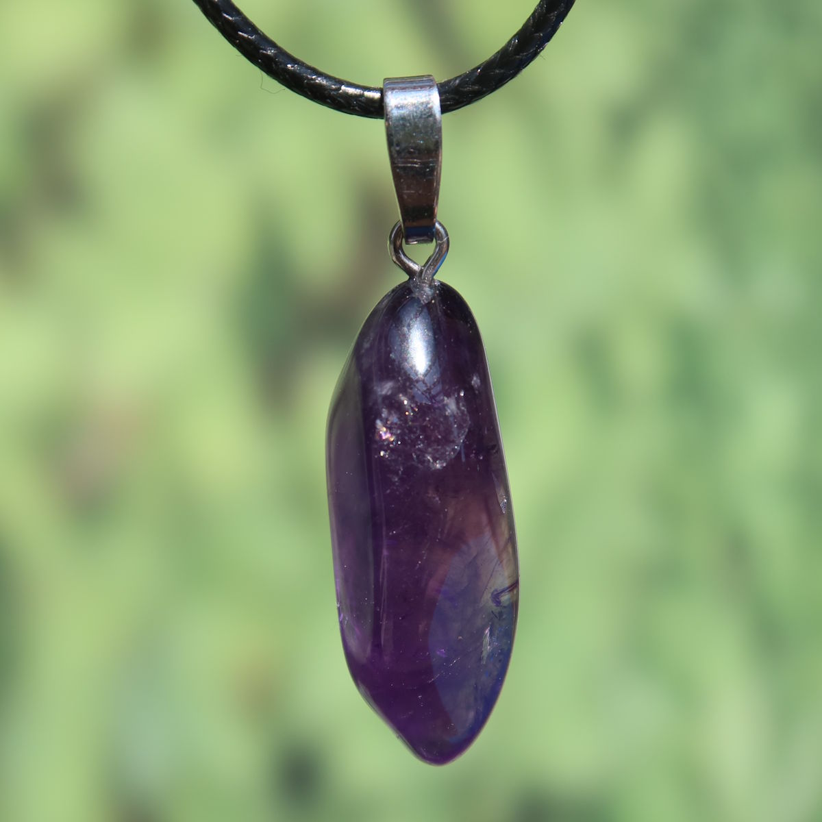 Amethyst Anhänger mit Silberöse - Schutz und Spiritualität - UNIKAT Nr. 8 in violetter Farbe
