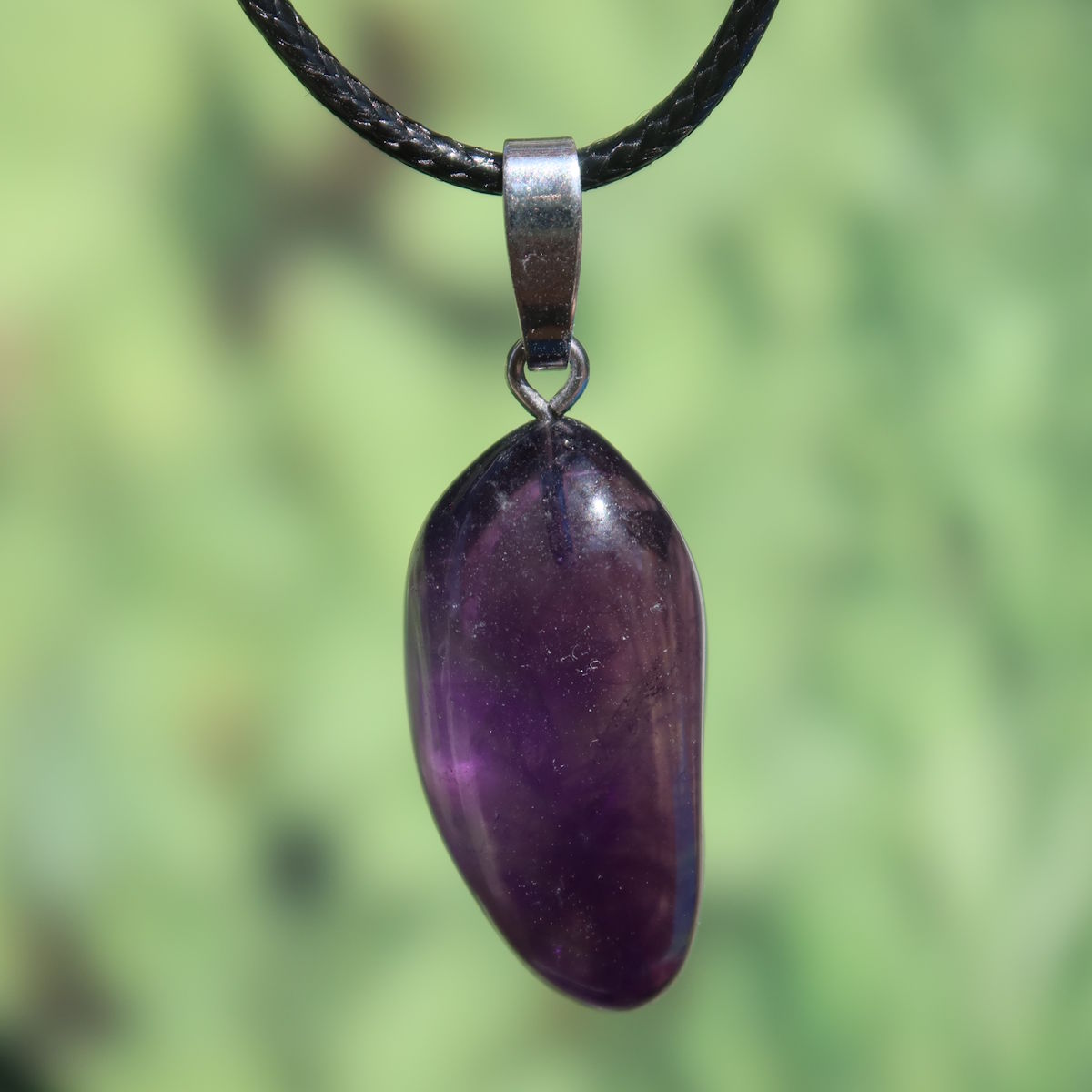 Amethyst Anhänger mit Silberöse - Schutz und Spiritualität - UNIKAT Nr. 9, einzigartiger violetter Schmuck mit natürlichem Charme