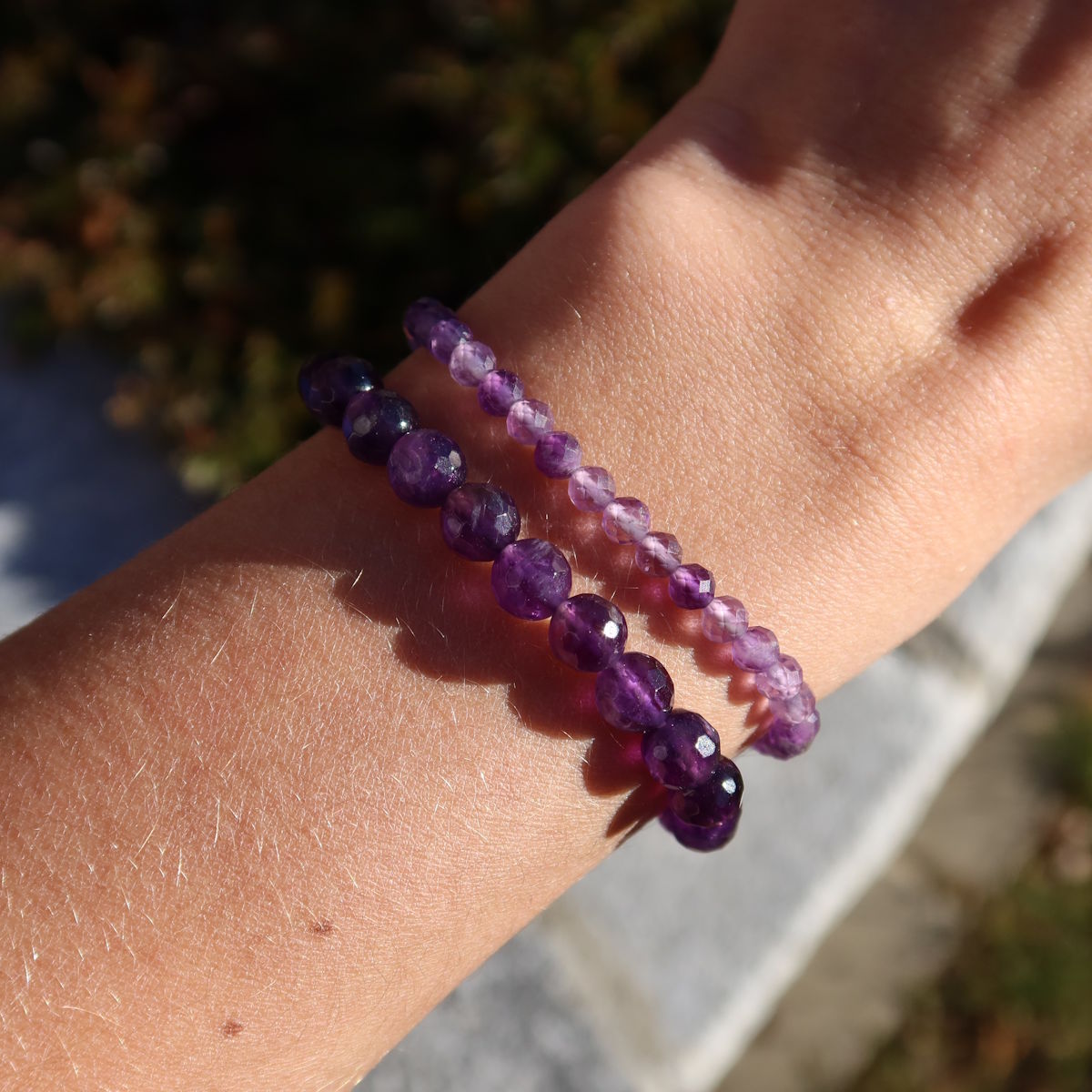 Amethyst facettiert Edelstein Armband - 1 Stück - in Varianten 4-6 oder 8mm an einem Handgelenk, violett, glitzernd bei Sonnenlicht