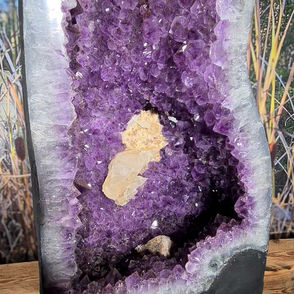 Amethystdruse mit Calcit 