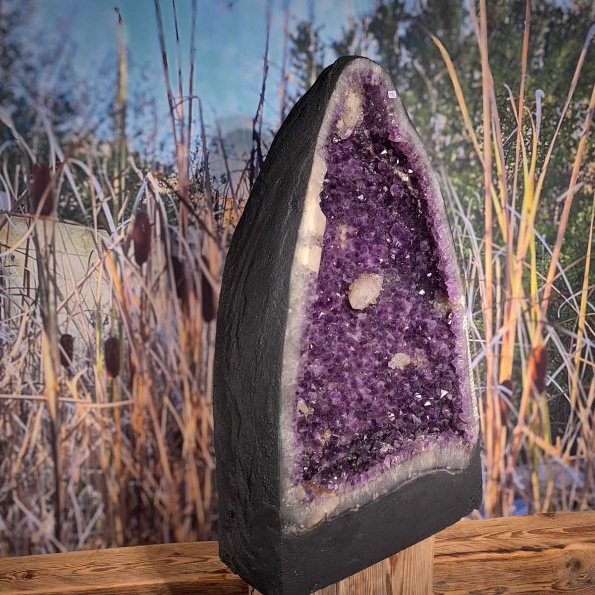 Amethystdruse mit großen Calcit Spitzen