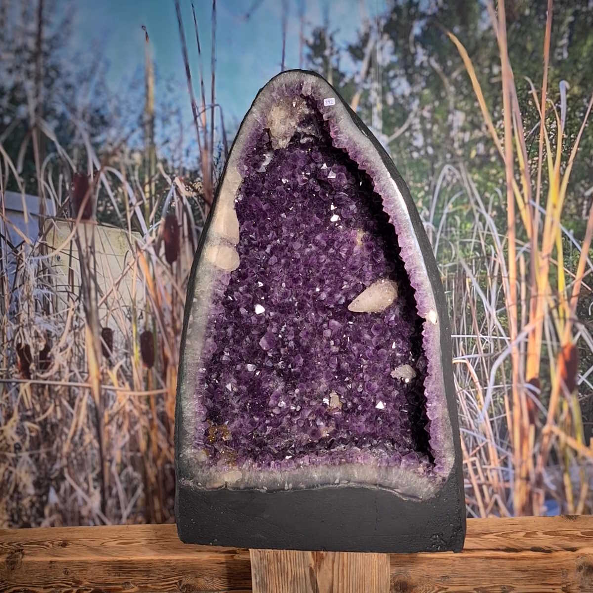 Amethystdruse mit großen Calcit Spitzen