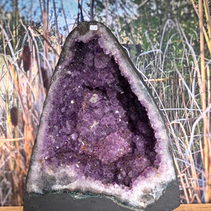 Amethyst Geode mit Chalcedon Rand