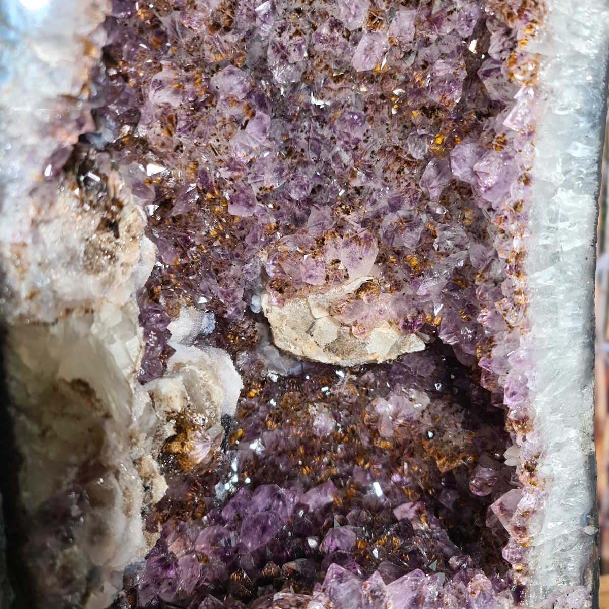 Amethystdruse mit Calcit