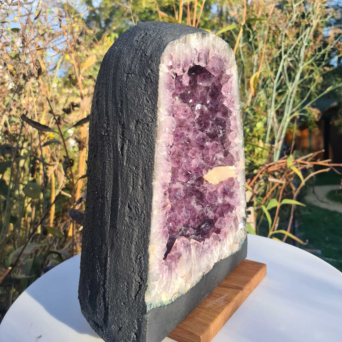 Amethyst Druse mit Calcit